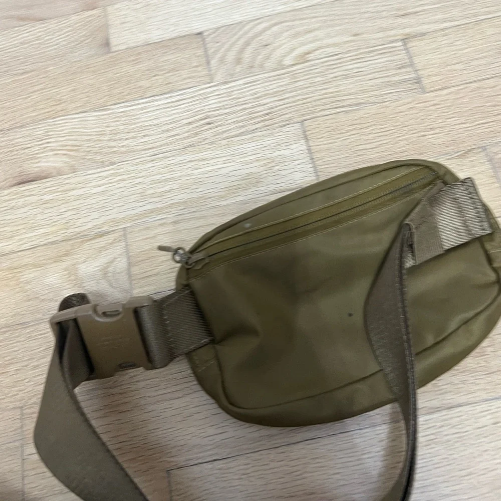 Adorable LuluLemon belt bag! Hard to find! - Picture 4 of 4